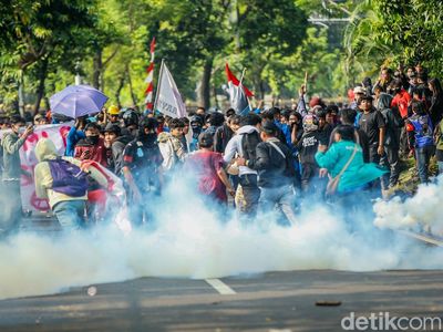 Massa Aksi Demo DPR dan Polisi Saling Serang di Pejompongan Massa Aksi Demo DPR dan Polisi Saling Serang di Pejompongan