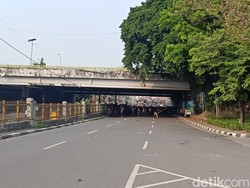 Massa Demo 25 Agustus Bertahan di Dekat Stasiun Palmerah, Lalin Dialihkan