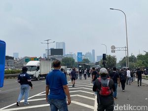 Massa Demo 25 Agustus Sempat Masuk Tol Dalkot, Lalin Terhambat