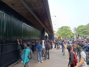 Massa Demo 25 Agustus Geser ke Gerbang Belakang DPR Usai Dipukul Mundur Massa Demo 25 Agustus Geser ke Gerbang Belakang DPR Usai Dipukul Mundur