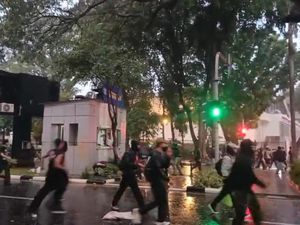 Massa Belum Bubar, Pos Polisi di GBK Jadi Sasaran Perusakan Massa Belum Bubar, Pos Polisi di GBK Jadi Sasaran Perusakan