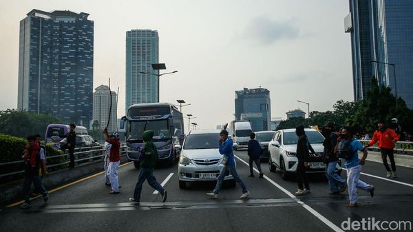 Massa Demo DPR Tutup Tol - Rusak Mobil Plat Merah