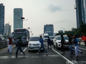 Massa Demo DPR Tutup Tol - Rusak Mobil Plat Merah