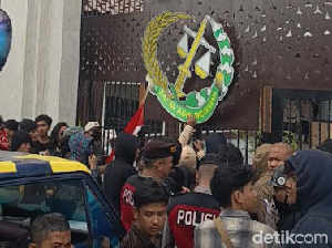 Demo di Kejati Sulsel Memanas, Massa Lempar Air Mineral-Batu Lalu Rusak Pagar