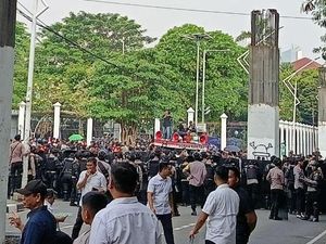 Beda dengan Massa yang Ricuh, Mahasiswa Sampaikan Aspirasi di Belakang DPR