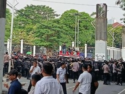 Beda dengan Massa yang Ricuh, Mahasiswa Sampaikan Aspirasi di Belakang DPR