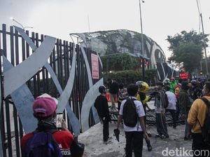 Massa Pelajar Coba Tembus DPR, Gerbang TVRI Ikut Jadi Sasaran