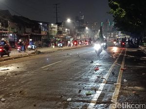 Massa Pelajar Bubar, Lalin Pejompongan Raya Berangsur Normal Massa Pelajar Bubar, Lalin Pejompongan Raya Berangsur Normal
