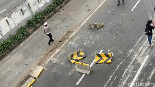 Massa unjuk rasa di depan gedung MPR/DPR RI, Jakarta, dipukul mundur polisi. Beton pembatas jalur bus TransJakarta (busway) roboh hingga berantakan di jalan. (Devi P/detikcom)