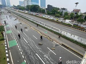 Beton Busway Roboh Saat Massa Demo 25 Agustus Dipukul Mundur dari DPR Beton Busway Roboh Saat Massa Demo 25 Agustus Dipukul Mundur dari DPR