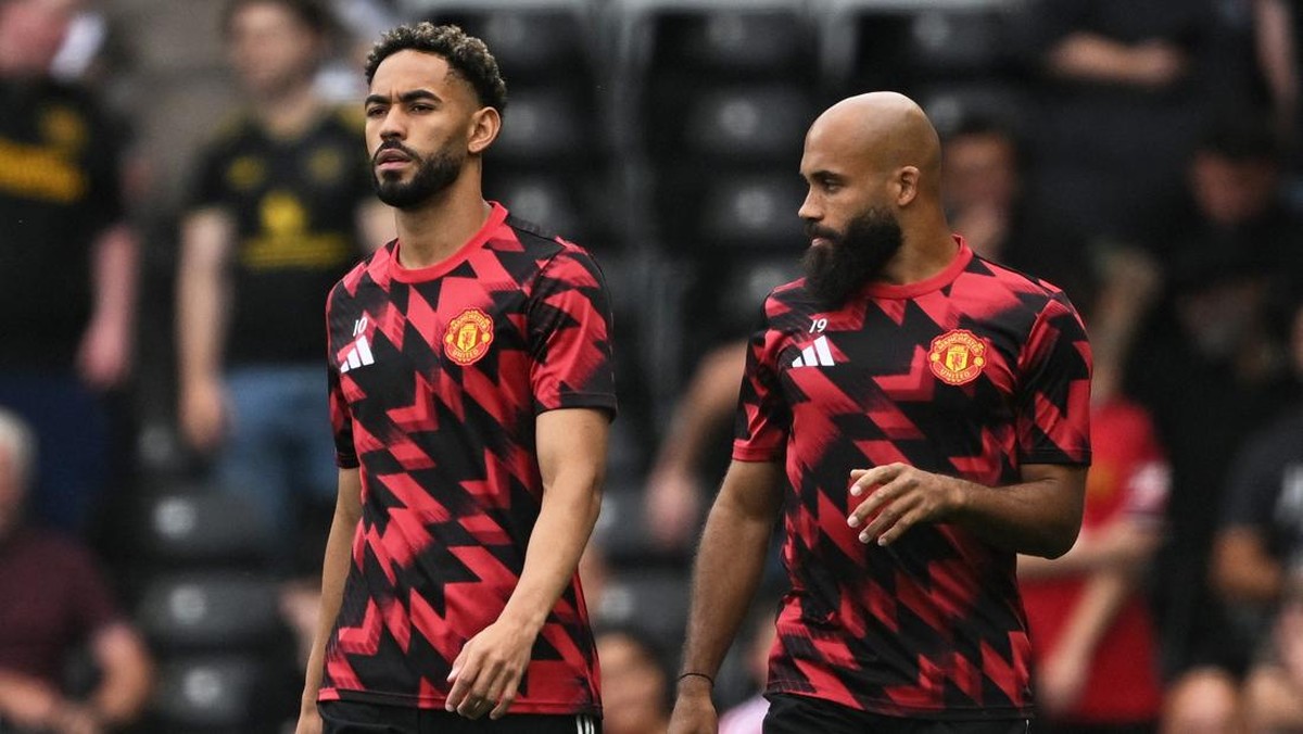 Penyerang baru Manchester United, Matheus Cunha dan Bryan Mbeumo, sebelum laga melawan Fulham (Foto: Action Images via Reuters/Dylan Martinez)