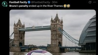Bola tembakan penalti Bruno Fernandes juga diolok-olok nyasar sampai ke Sungai Thames di London. (Foto: Twitter)
