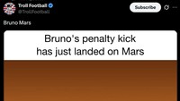 Wah kalau ini sih sudah kejauhan, sebab bolanya nyangsang sampai Mars. Bruno Fernandes jadi Bruno Mars deh! (Foto: Twitter)