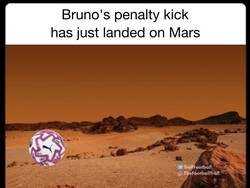 Wah kalau ini sih sudah kejauhan, sebab bolanya nyangsang sampai Mars. Bruno Fernandes jadi Bruno Mars deh! (Foto: Twitter)