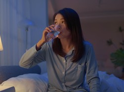 Minum Air Tengah Malam Bisa Rusak Ginjal? Ini Kata Dokter