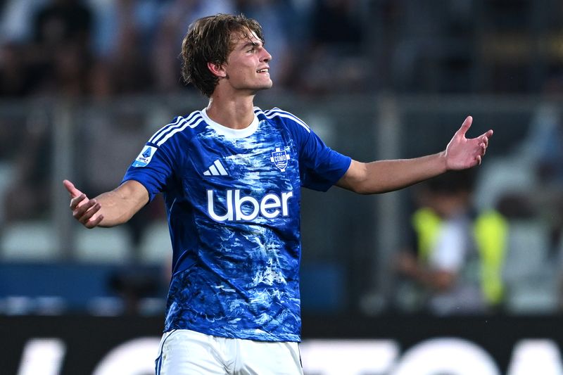 nico paz como 1907 vs lazio serie a liga italia 2025/2026 COMO, ITALY - AUGUST 24: Nico Paz of Como celebrates his goal during the Serie A match between Como 1907 and SS Lazio at Giuseppe Sinigaglia Stadium on August 24, 2025 in Como, Italy. (Photo by Image Photo Agency/Getty Images)