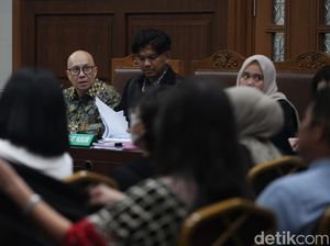 Eks Dirut Taspen Panggil Achsanul Qosasi dengan Sebutan Babe Eks Dirut Taspen Panggil Achsanul Qosasi dengan Sebutan Babe