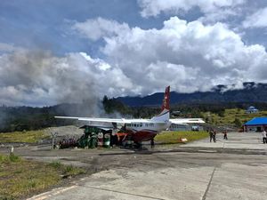 Bandara Ilaga Ditutup Usai Pesawat Caravan PK-PPI Tabrak Portal-Terbakar