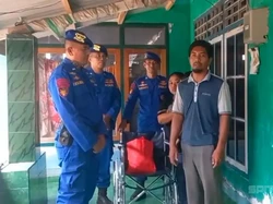 Kadus di NTB Terharu Warganya Dihadiahi Kursi Roda oleh Polisi