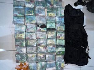 Polda Riau Tangkap 2 Kurir Jaringan Internasional Penyelundup 44 Kg Sabu