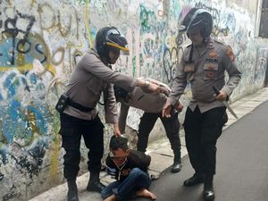 Petantang-petenteng Bawa Golok, Pria di Johar Ditangkap Polisi Petantang-petenteng Bawa Golok, Pria di Johar Ditangkap Polisi