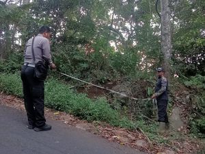 Rem Blong di Jalan Turunan Desa Selat, Satu Pemotor Tewas-Satu Luka Berat Rem Blong di Jalan Turunan Desa Selat, Satu Pemotor Tewas-Satu Luka Berat