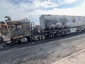 Pom Bensin Hancur dan Truk Terbakar Usai Serangan Udara Israel di Sanaa Pom Bensin Hancur dan Truk Terbakar Usai Serangan Udara Israel di Sanaa