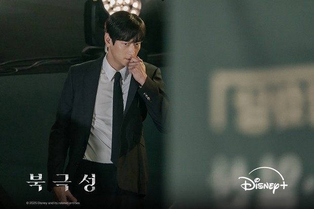 Potret Kang Dong Won di Tempest/Foto: instagram.com/disneypluskr