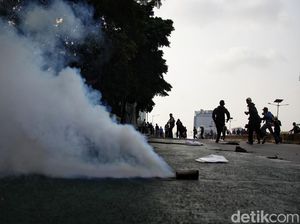 Kulit Perih Kena Gas Air Mata? Pakar Farmasi Sarankan Cara Efektif Mengatasinya Kulit Perih Kena Gas Air Mata? Pakar Farmasi Sarankan Cara Efektif Mengatasinya