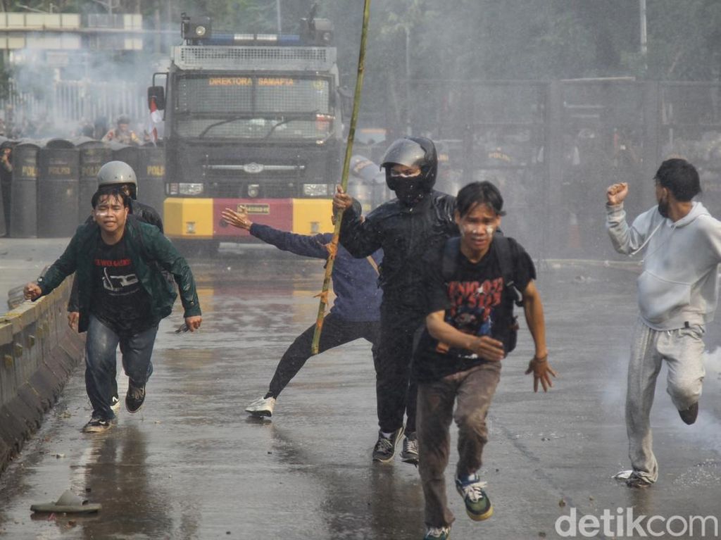 Potret Water Canon dan Gas Air Mata Pukul Mundur Massa Demo DPR Potret Water Canon dan Gas Air Mata Pukul Mundur Massa Demo DPR