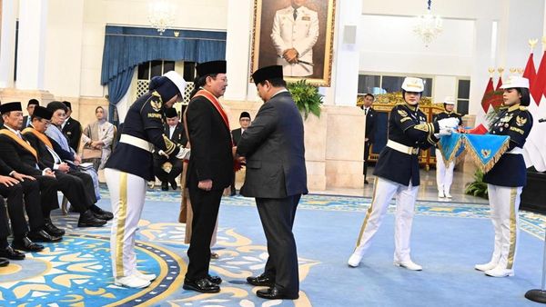 Momen Prabowo Beri Bintang Mahaputera Kepada Dokter Terawan