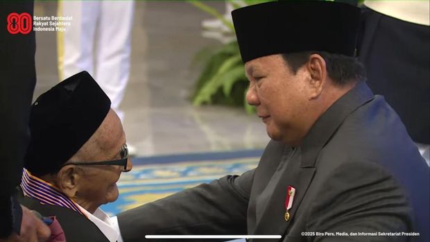 Prabowo memberikan tanda kehormatan Bintang Jasa Utama ke Teungku Nyak Sandang bin Lamudin.