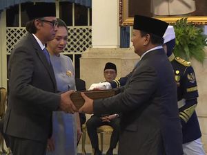 Video: Prabowo Anugerahi Tanda Jasa dan Kehormatan ke Jenderal Hoegeng Video: Prabowo Anugerahi Tanda Jasa dan Kehormatan ke Jenderal Hoegeng