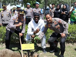 Melly Mike Tanam Pohon di Polda Riau, Beri Pesan Menyentuh Melly Mike Tanam Pohon di Polda Riau, Beri Pesan Menyentuh