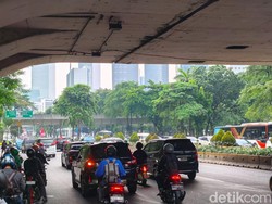 Demo di Sekitar DPR Belum Bubar, Lalin Jl Gatot Subroto dan Jl Sudirman Macet