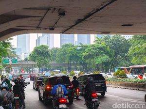Demo di Sekitar DPR Belum Bubar, Lalin Jl Gatot Subroto dan Jl Sudirman Macet Demo di Sekitar DPR Belum Bubar, Lalin Jl Gatot Subroto dan Jl Sudirman Macet