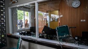 Fasilitas yang Hancur Saat Demo di DPR: Kaca Ruangan Pecah-CCTV Dirusak!