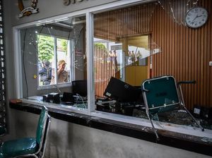 Fasilitas yang Hancur Saat Demo di DPR: Kaca Ruangan Pecah-CCTV Dirusak!