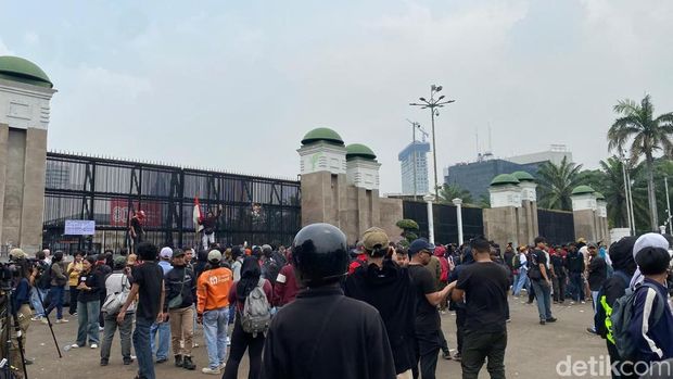 Sejumlah aliansi masyarakat menggelar aksi unjuk rasa di depan gedung MPR/DPR RI, Jakarta hari ini. Begini kondisi terkini. (Devi P/detikcom)