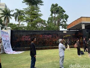 Gerbang Belakang Gedung DPR Jadi Sasaran Vandalisme Massa Demo 25 Agustus