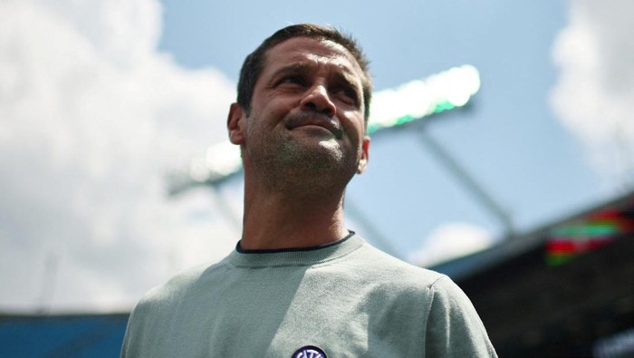 FILE PHOTO: Soccer Football - FIFA Club World Cup - Round of 16 - Inter Milan v Fluminense - Bank of America Stadium, Charlotte, North Carolina, U.S. - June 30, 2025  Inter Milan coach Cristian Chivu before the match REUTERS/Agustin Marcarian/File Photo