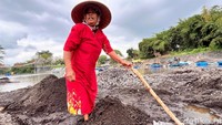 Perjuangan Srikandi Penambang Pasir Demi Pendidikan Anak