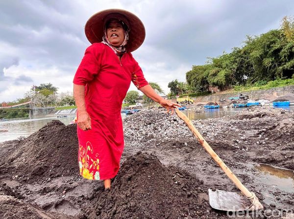 Perjuangan Srikandi Penambang Pasir Demi Pendidikan Anak