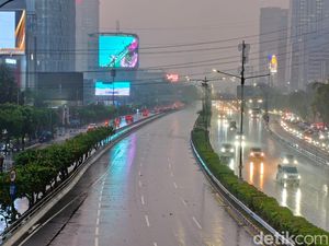 Penampakan Tol Dalkot Semanggi-Slipi Ditutup Imbas Demo Sekitar DPR