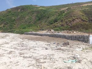 Pemkab Minta Pengembang Bongkar Beronjong di Pantai Torok Aik Belek Pemkab Minta Pengembang Bongkar Beronjong di Pantai Torok Aik Belek