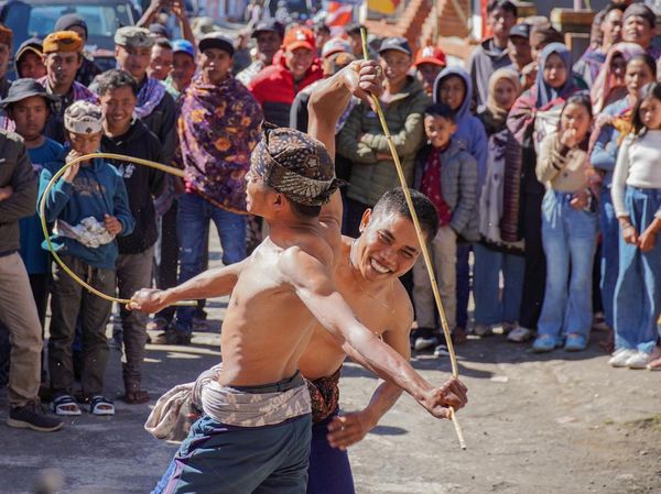 Tradisi Ojung, Warga Tengger Saling Pukul Rotan demi Persaudaraan