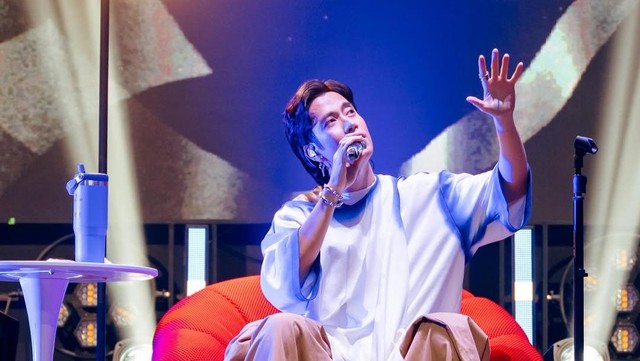 Kabar Terkini Artis dari InsertLive : Detik-detik Vidi Aldiano Kesakitan Saat Tampil, Langsung Dituntun Deddy Corbuzier