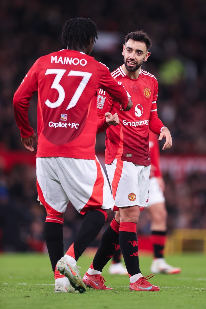 MANCHESTER, ENGLAND - FEBRUARY 7: Bruno Fernandes of Manchester United (R) talks to Kobbie Mainoo of Manchester United during the Emirates FA Cup Fourth Round match between Manchester United and Leicester City at Old Trafford on February 7, 2025 in Manchester, England. (Photo by Simon Stacpoole/Offside/Offside via Getty Images)