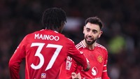Mainoo kabarnya sempat diminati Napoli, Chelsea, sampai Real Madrid. Kini, Mainoo harus berjuang masuk ke skuad utama MU dengan bersaing sama Bruno Fernandes! (Offside via Getty Images/Simon Stacpoole/Offside)