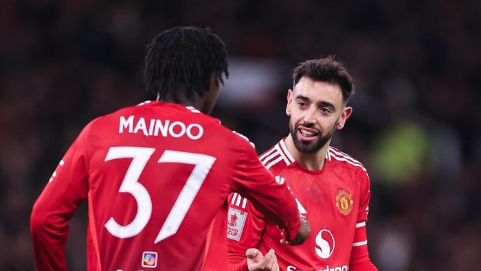 MANCHESTER, ENGLAND - FEBRUARY 7: Bruno Fernandes of Manchester United (R) talks to Kobbie Mainoo of Manchester United during the Emirates FA Cup Fourth Round match between Manchester United and Leicester City at Old Trafford on February 7, 2025 in Manchester, England. (Photo by Simon Stacpoole/Offside/Offside via Getty Images)